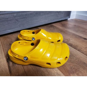 NWOT Crocs Classic Neo Puff Women's Size 7 Mens 5 Clogs Yellow 206624-700